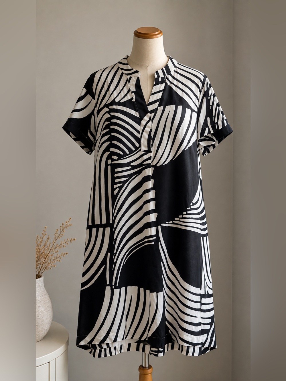 H&M Women’s Black White Geometric Shift Dress Short Sleeve Knee Length S NWT